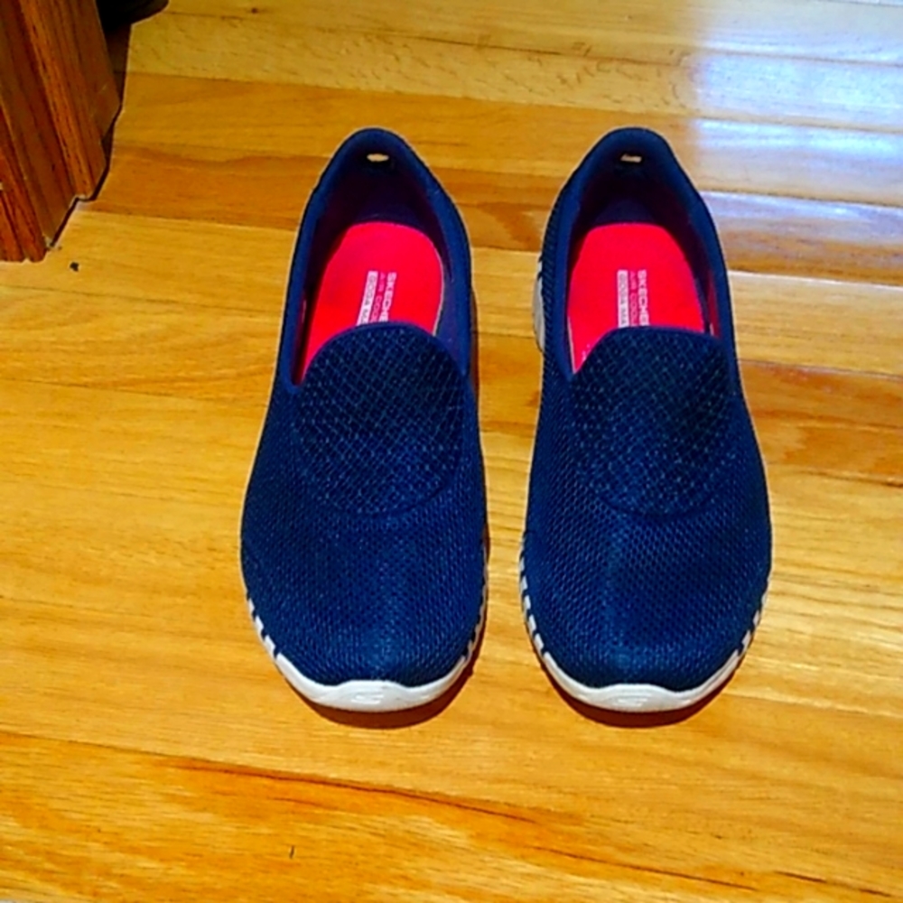 Tennis shoes